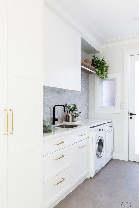 Hamptons Laundry, Contemporary Laundry Room, Laundry Room Baskets, Organization Laundry, Laundry Room Colors, White Laundry Rooms, Dream Laundry Room, White Laundry, Laundry Room Closet