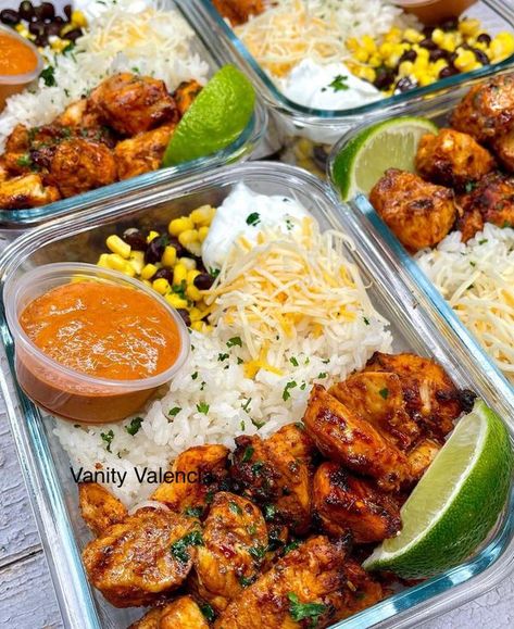 Vanity Valencia Chipotle Chicken And Rice, Chicken And Rice Bowls, Clean Dinner, Easy Meal Prep Lunches, Chicken Breakfast, Dinner Snacks, Chipotle Chicken, Easy Healthy Meal Prep, Chicken Meal Prep