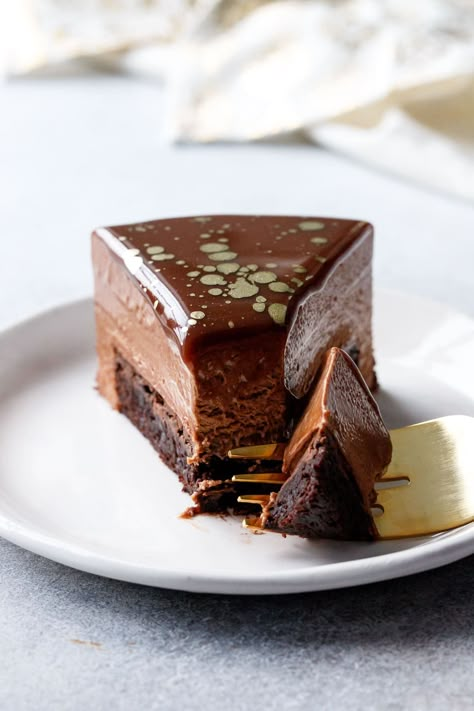 Nutella Brownie Mousse Cake with Milk Chocolate Mirror Glaze | Love and Olive Oil Chocolate Mirror Glaze, Nutella Brownie, Nutella Mousse, Mirror Glaze Cake Recipes, Mousse Cake Recipe, Mousse Cakes, Postre Keto, Nutella Brownies, Chocolate Mousse Cake