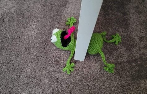 Knitting Needle Case, Crochet Frog, Crochet Humor, Fun Crochet Projects, Diy Creative Crafts, Diy Crochet Projects, Crochet For Kids, Cute Crafts, Crochet Doll