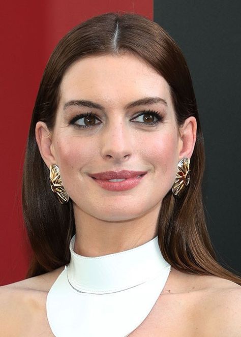 Anne Hathaway Blonde, Anne Hathaway Makeup, Anne Hathaway Hair, New Blonde Hair, Anne Hattaway, Scorpio Women, Oceans 8, Russian Wedding, Beautiful Brown Eyes