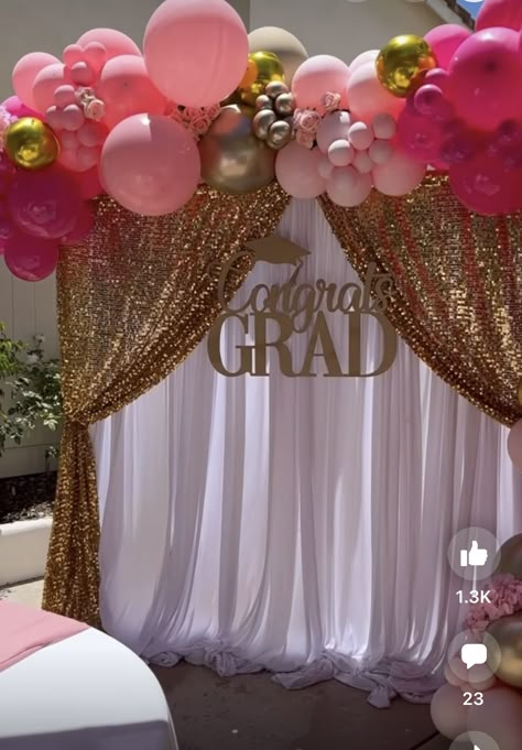 Pink Graduation Party Decorations, Graduation Party Colors, Gold Graduation Decorations, Pink Graduation Party, Grad Party Theme, Graduation Party Pictures, Graduation Party Table, Backyard Graduation Party, Senior Graduation Party