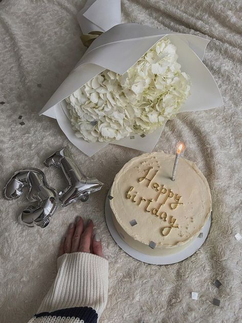 Essen, 31 Bday Ideas, 31 Bday Cake, Vogue Birthday Party, Happy Birthday 31, Happy Birthday To Me Aesthetic, 28th Birthday Ideas, 31 Birthday, Happy 31 Birthday