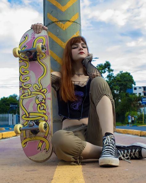 Skateboarder Pose, Posing With Skateboard, Skateboard Reference Pose, Skateboard Poses Reference, Skater Pose Reference, Skateboarding Poses Reference, Skating Pose Reference, Skateboarding Reference, Skater Astethic