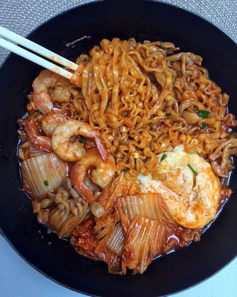 Samyang Noodles, Kimchi Noodles, Ramen Dinner, Spicy Noodles, Noodle Recipes, Healthy Meal Prep, Sweet And Spicy, Kimchi, I Love Food