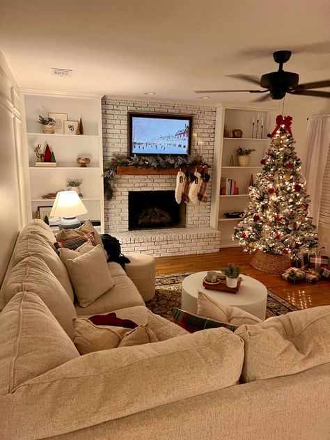 House Interior Christmas, Cosy Christmas Living Room, Acreage Living, Christmas Living Room Decor, Cozy Christmas Living Room, Cozy Christmas Decor, Christmas Apartment, Dream Life House, Dream Apartment Decor