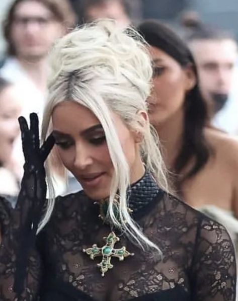 Kim K Platinum Blonde Hair, Kim K Updo, Kim Kardashian Blonde, Kim Kadarshian, Tail Hairstyle, Bachelorette Theme, 90s Runway, 90s Runway Fashion, Light Blonde Hair