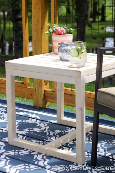 Looking for easy DIY patio furniture projects? Learn how to make an inexpensive accent table for your outdoor patio or deck. DIY Side table for just $10. Inexpensive Patio Furniture, Diy Outdoor Side Table, Unique Patio Furniture, Living Room Furniture Diy, Inexpensive Patio, Diy Wood Furniture Ideas, Deck Diy, Diy Outdoor Table, Diy Side Table