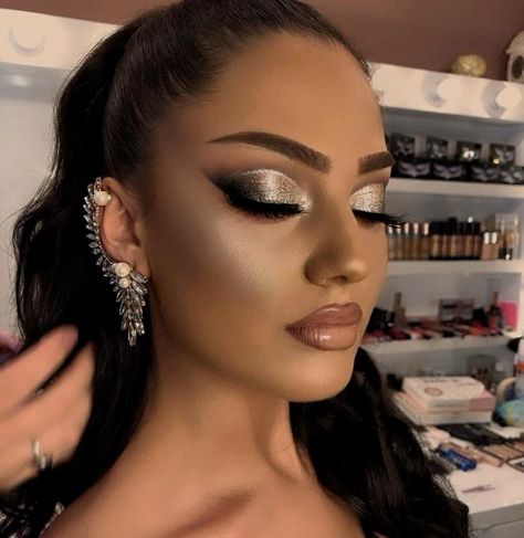 Silver Eye Makeup, Ball Makeup, Make Up Gold, Gold Makeup Looks, Silver Makeup, Prom Eye Makeup, Prom Makeup Looks, Formal Makeup, Smink Inspiration