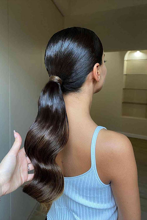 Image of a slicked back low ponytail, ideal for a clean and sophisticated summer style. Low Pony Hairstyles, Retro Ponytail, Bridesmaid Hair Inspo, Wedding Hair Brunette, Slick Ponytail, Slicked Back Ponytail, Pony Hairstyles, Sleek Ponytail Hairstyles, Long Hair Ponytail