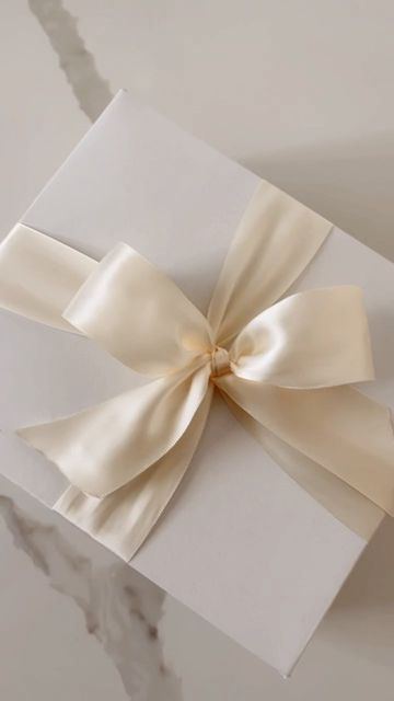 Gift Packing Ideas, Pretty Gift Wrapping Ideas, Elegant Gift Wrapping, Bridal Gift Wrapping Ideas, Gift Wrapping Techniques, Creative Gift Wraps, Birthday Gifts For Boyfriend Diy, Ribbon Crafts Diy, Packing Ideas