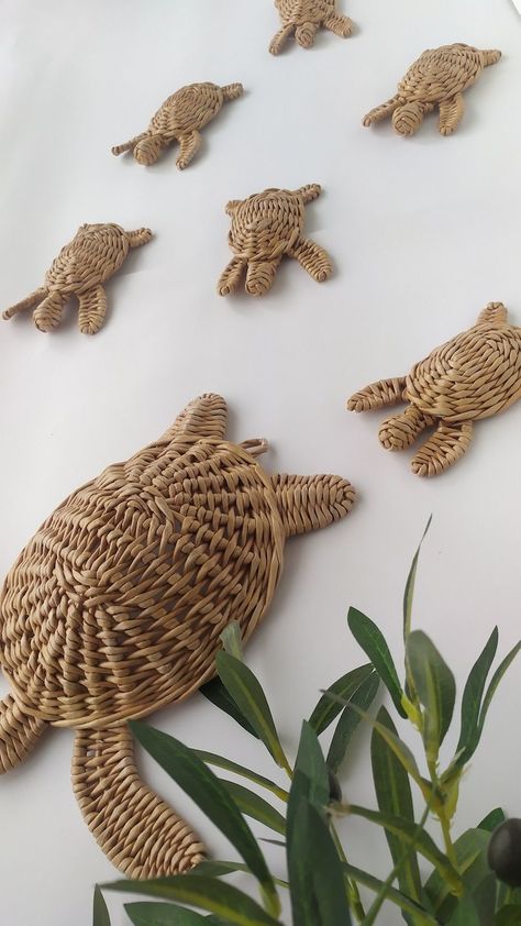 This set of 7 sea turtles will decorate the walls of your homeYou can choose the number of babies for the mother turtle yourselfMade of paper vine and coated with water-based varnishYou can use a nail or double-sided tapeDimensionsThe whole set of 1 mom turtle and 6 turtles measures 33.519 inches when placed on the wall as shown in the photothe size mom turtle1010 inches (25.525.5 cmsingle cub53 inches (138 cmCare TipsWipe clean with a soft cloth or damp spongeCan custom sizeIf you have any que Decoration Surf, Chambre Inspo, Beach Room Decor, Coastal Nursery, Home Nails, Beach Nursery, Ocean Room, Nails Home, Beachy Room