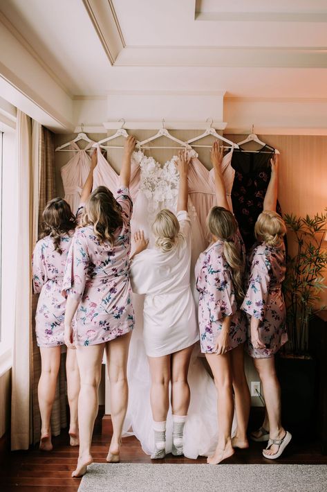 Wedding Getting Ready Poses, Wedding Photography Bride And Bridesmaid, 3 Bridesmaid Poses With Bride, Bride With Bridesmaids Pictures Getting Ready, Bridemaid Photos Getting Ready, Wedding Prep Photo Ideas, Bride Prep Photos, Bridemaids Photoshoot With Bride, Wedding Photos Bride And Bridesmaids