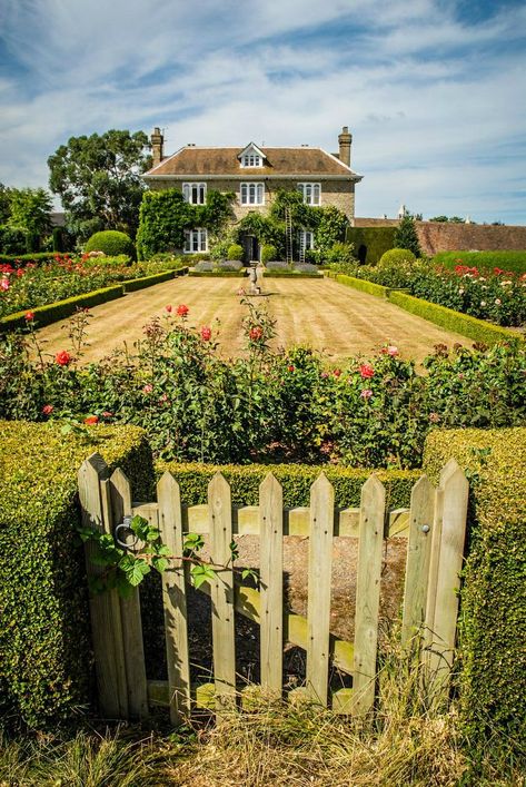 Casa Country, Have Inspiration, English Country House, English Cottage, English Countryside, Garden Cottage, Pretty House, Aberdeen, Country Cottage