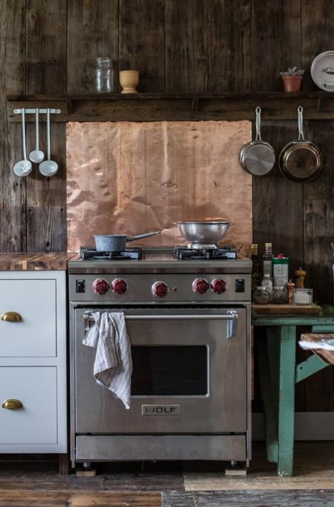 Cozy Cottage Kitchen, Cocina Shabby Chic, Stove Backsplash, Copper Backsplash, Farmhouse Remodel, Cottage Kitchens, Cozy Kitchen, Chic Kitchen, Summer Kitchen