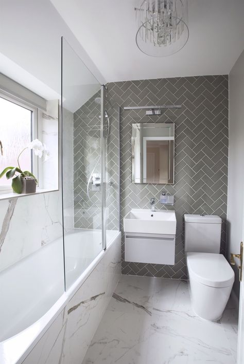 Small bathroom doesn't need to be boring. One of my favourite bathroom projects! Love the combination of herringbone and marble effect tiles in this bathroom, which together make a striking design. #SmallBathroomDesign Small Bathrooms, Makeover Kamar Mandi, Gray And White Bathroom, Florida Design, Bath Tubs, Small Bathroom Makeover, Shower Walls, Steam Showers Bathroom, Bad Design