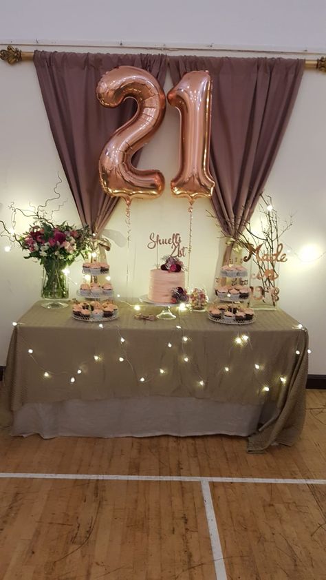 21st Birthday Table Decorations, Rose Gold Party Theme, 21st Birthday Party Decor, Cake Table Decorations Birthday, 21 Birthday Party Decorations, 21st Party Decorations, 15th Birthday Party Ideas, 21st Ideas, Gold Birthday Party Decorations