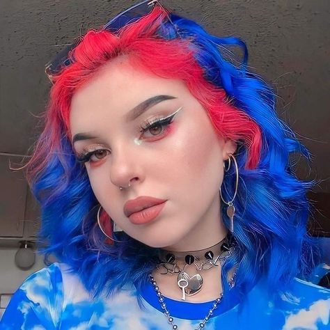 Split Dyed Hair, Cute Hair Colors, Hair Streaks, Dyed Hair Inspiration, Pretty Hair Color, Hair Color Blue, Dye My Hair, Hair Dye Colors, Hair Inspiration Color