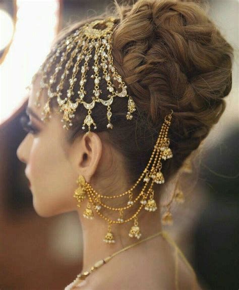 Bridal Jewellery Inspiration, Pakistani Bridal Jewelry, Bridal Jewellery Design, Earrings Ideas, Headpiece Jewelry, Bridal Fashion Jewelry, Indian Jewelry Sets, Head Jewelry, Bangles Jewelry Designs