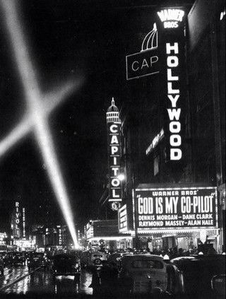 Hollywood 1950s City Aesthetic, Old Hollywood Camera, Classic Film Aesthetic, Black And White Hollywood Aesthetic, Old Hollywood Cinema, Film Noir Photography Vintage Hollywood Glamour, Black And White Film Photography City, Old Hollywood Aesthetic Wallpaper, Retro Hollywood Aesthetic