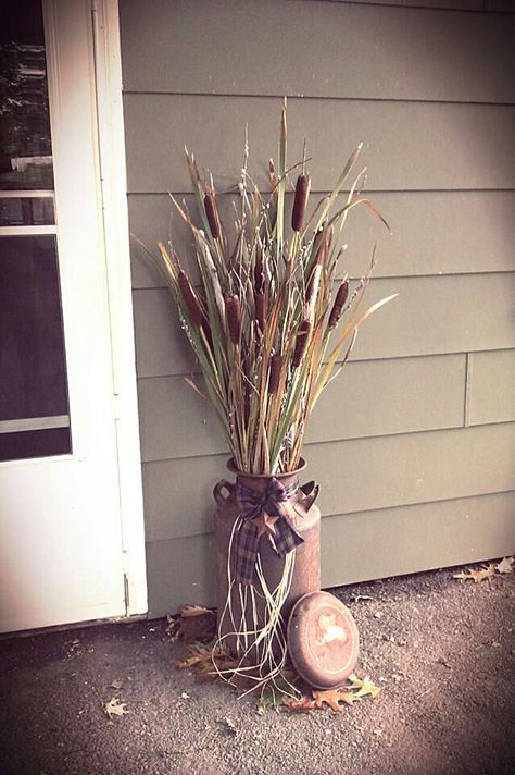 Flowers In A Milk Can, Milkcan Decor, Painted Milk Cans, Milk Can Decor, Antique Milk Can, Old Milk Cans, Country Primitive Decor, Vintage Milk Can, Deco Nature