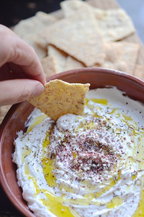 Lebanese Yogurt Dip, Lebanese Dip Recipes, Lebanese Dips, Lebanese Labneh, Homemade Labneh, Labneh Dip, Yogurt Homemade, Arabisk Mad, Labneh Recipe