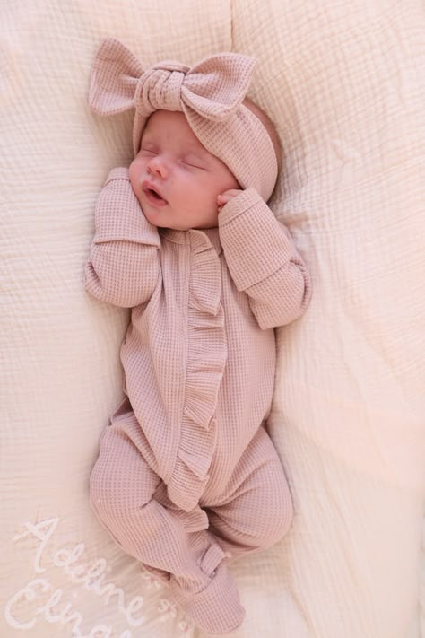 Knitted Newborn Outfits, Hospital Photoshoot, Newborn Hospital Outfit, Newborn Hospital Outfits, Baby Hospital Outfit, Knit Bow, Baby Coming Home Outfit, Gorgeous Hairstyles, Newborn Hospital