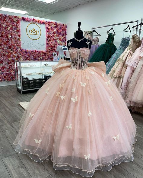 Butterfly Quince Dress, Butterfly Quinceanera Dress, Light Pink Quinceanera Dresses, Rose Gold Quinceanera Dresses, Gaun Abad Pertengahan, Quinceanera Dresses Gold, Quinceanera Themes Dresses, Quinceanera Pink, Pink Quince