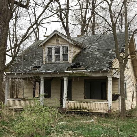 Burnt Down House Aesthetic, Old House Abandoned, Abandoned House Aesthetic, Fictional Houses, Small Old House, Old American Houses, Rundown House, Abandoned Locations, Old House Exterior