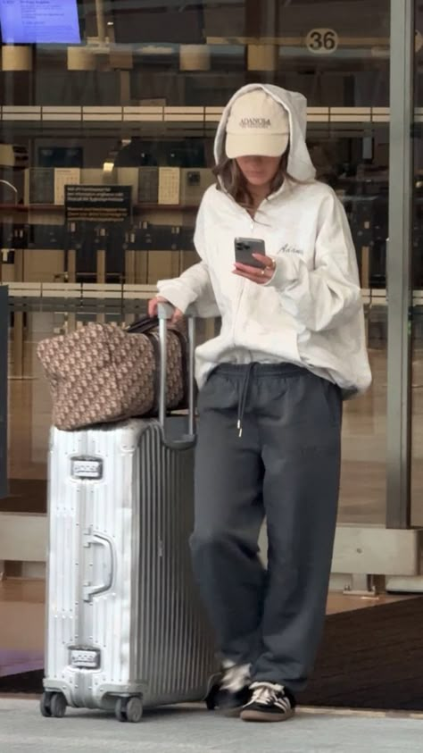 hannaschonberg First Class Flight, Hanna Schonberg, Aesthetic Travel Outfit, Amazon Makeup, Airplane Style, International Travel Essentials, Flight Outfit, Airplane Outfits, Travel Airplane