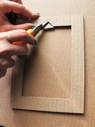 Diy Cheap Picture Frames, Photo Frame Art And Craft, Cardboard Picture Frame Diy Ideas, Diy Frame Cardboard, Cardboard Frames For Pictures, How To Make Frames For Pictures, Diy Wall Picture Frames, Home Made Frames Diy, How To Make A Picture Frame Out Of Paper