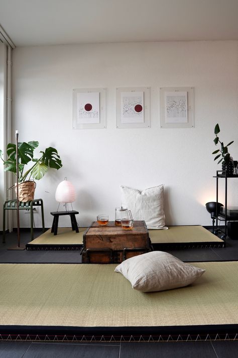 Traditional Japanese Living Room, Japanese Floor Seating, Japanese Tatami Room, Unique Bed Frames, Tatami Futon, Japanese Style Bedroom, Rice Straw, Japanese Living Room, Low Bed Frame