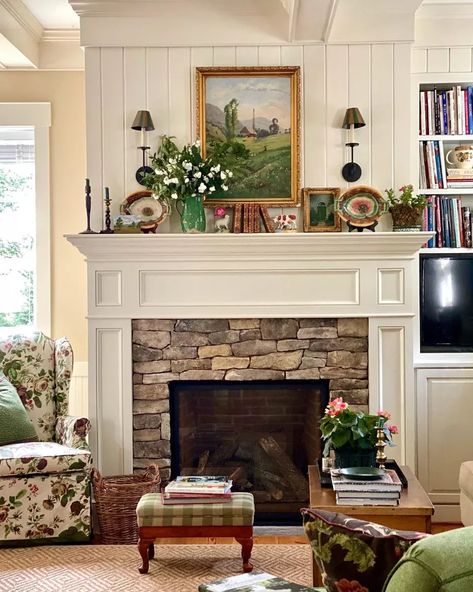 Farmhouse Fireplace Ideas, Fireplace Mantle Decor, Fireplace Mantel Decor, Farmhouse Fireplace, Traditional Fireplace, Casas Coloniales, Fireplace Remodel, Home Fireplace, Fireplace Makeover