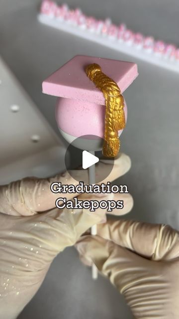 Back To School Cake Pucks, Graduation Baking Ideas, Cake Pop Graduation Ideas, Graduation Cake Pops Ideas, Back To School Cake Pops, Spring Cakepops, Grad Cake Pops, Graduation Cakesicles, Cake Pops Graduation