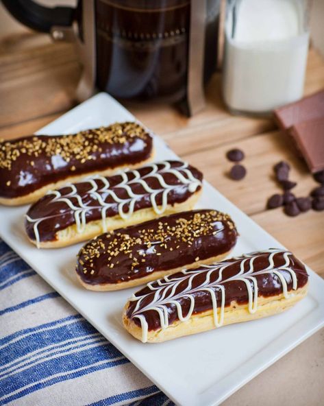 The most amazing elcairs ever! These chocolate coffee eclairs are made with classic pate a choux, creamy coffee filling and dipped in chocolate! Coffee Custard, Spring Baking Recipes, Chocolate Eclair Recipe, Chocolate Cream Puff, Apple Tart Recipe, Eclair Recipe, Spring Baking, Chocolate Eclair, Creamy Coffee