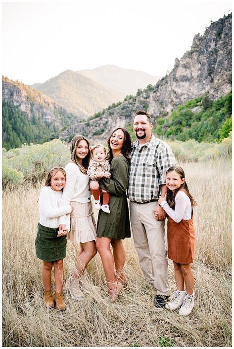 Large Family Photo Shoot Ideas Colors Fall, Multi Family Pictures, Family Of 6 Photoshoot Poses, 6 Kids Family Pictures, Family Of 6 Picture Ideas, 4 Person Family Photos, Family Pictures Mountains, Family Of 8 Photoshoot, Family Pictures With Grandparents