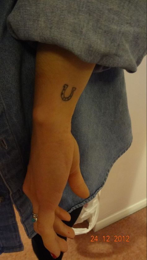 Horseshoe Wrist Tattoo, Dainty Western Tattoo, Dainty Horseshoe Tattoo, Small Western Tattoos For Women, Cowboy Boot Tattoo, Horseshoe Tattoo, Horse Tattoos, Horse Shoe Tattoo, Cowgirl Tattoos