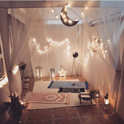 Muslim Prayer Room Ideas, Prayer Room Ideas, Ramadan Kareem Decoration, Prayer Corner, Ramadan Decoration, Islamic Decor, Prayer Room, Dreamy Room, Style Deco