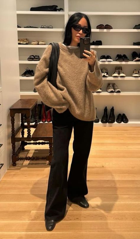 Stockholm Inspired Outfits, Pre Fall Aesthetic, Pre Fall Outfits Casual, Fall Outfits Copenhagen Style, Modern Parisian Fashion, Winter Outfits Indoor, Fall Daytime Outfit, Going On A Walk Outfit, Chic Alternative Outfits