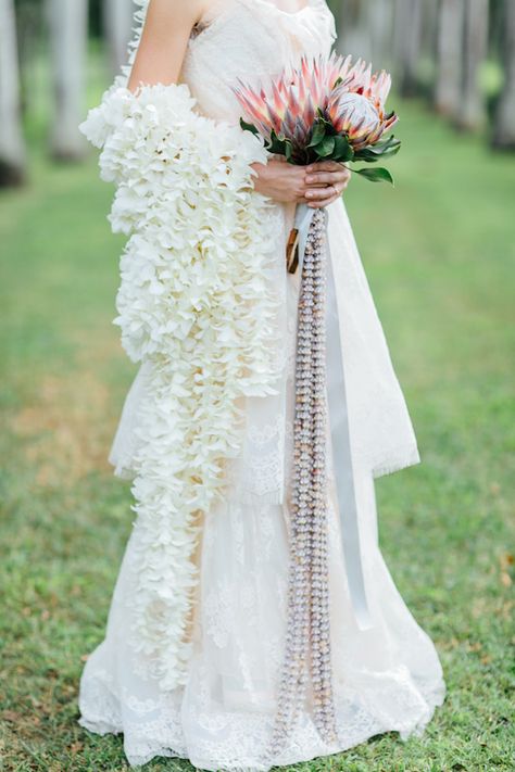 Fresh orchid veil and King Protea bouquet | Carmen and Ingo Photography + Moana Events | see more on: http://burnettsboards.com/2014/06/regal-bridal-session-orchid-veil/ Alternative Weddings, Affordable Wedding Flowers, Protea Wedding, Tulip Wedding, Bouquet Bride, Minimalist Bride, Unique Bouquet, Orchid Wedding, Hawaiian Wedding