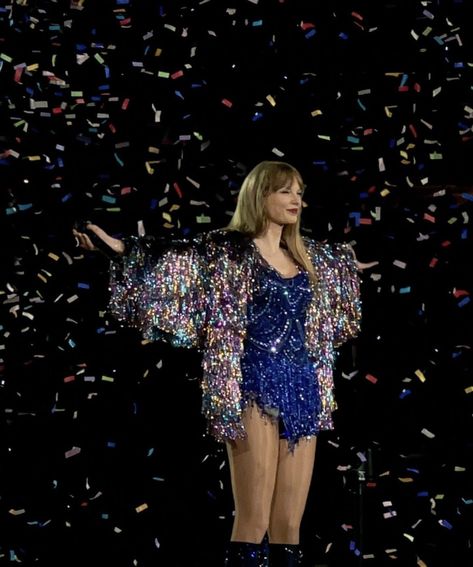 eratourpics ☆ on Twitter Taylor Swift Midnights Eras Tour, Karma Jacket, Midnights Eras Tour, Eras Outfits, Taylor Swift Midnights, Legs Outfit, Taylor Swift Fearless, Taylor Swift Hair, Taylor Swift (lyrics)