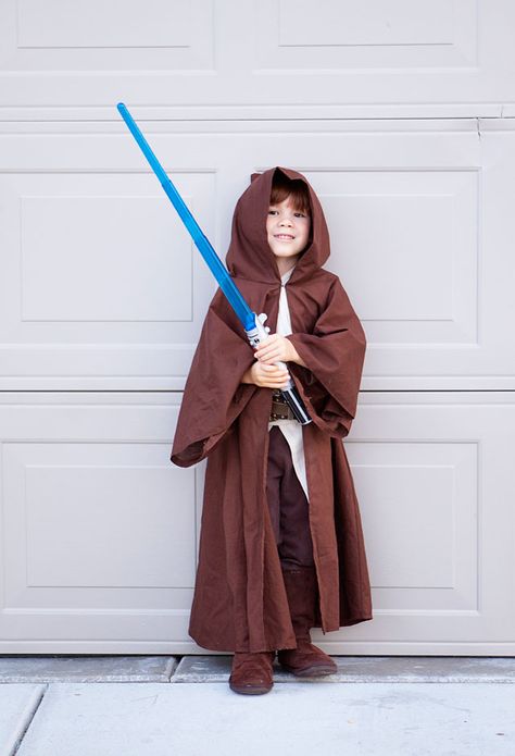 Jedi DIY Halloween Costume #obiwankenobe #starwars #halloweencostume #jedicostume #jedi Knight Costume Diy, Jedi Knight Costume, Jedi Halloween Costume, Jedi Halloween, Halloween Jedi, Fun Halloween Costumes, Jedi Costume, Knight Costume, Costume Tutorial