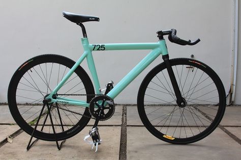 Leader 725 Seafoam green frame Fixie Colour Ideas, Diy Stationary Bike, Fixie Gear, Bike Names, Bicycle Track, Urban Bicycle, Track Cycling, Fixed Gear Bicycle, Fixed Bike