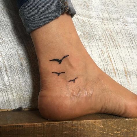 CafeMom.com : Birds Small Foot Tattoo : 50 Small Foot Tattoos to Show Off This Summer -- Three birds flying up the foot and ankle are a simple and clever tattoo idea. They look so pretty and can symbolize freedom or a love of nature. Small Foot Tattoo, Little Foot Tattoos, Little Bird Tattoos, Tiny Bird Tattoos, Small Foot Tattoos, Dragons Tattoo, Freedom Tattoos, Vogel Tattoo, Small Bird Tattoo