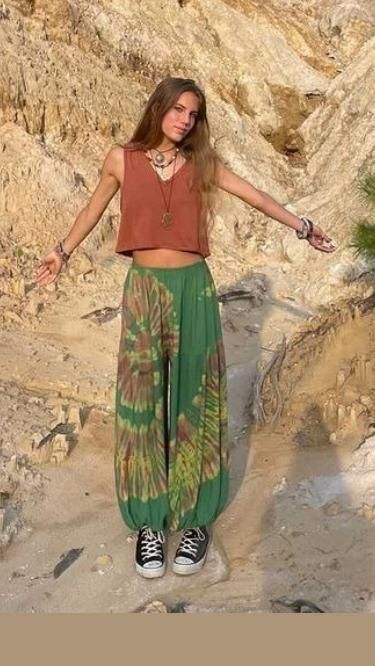 Harem Trousers Outfit, Flowy Hippie Outfits, Summer Hippy Outfits, Subtle Hippie Outfit, Hippy Festival Outfit, Hippe Outfit Aesthetic, Rustic Style Clothes, Soft Hippie Aesthetic, Hippie Fashion Aesthetic