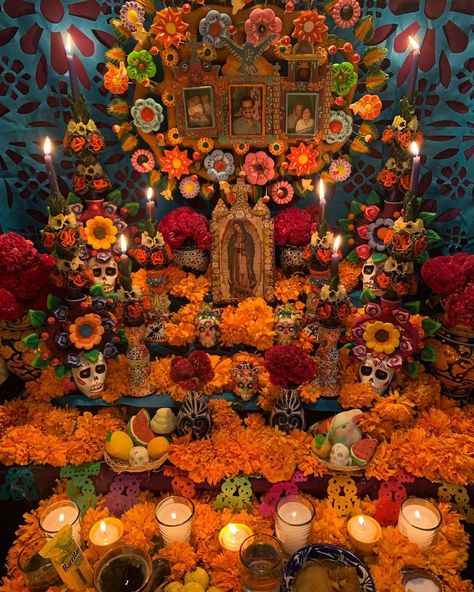 𝕃𝕦𝕚𝕤 𝔸𝕝𝕓𝕖𝕣𝕥𝕠 ℝ𝕠𝕤𝕙𝕖𝕣 on Instagram: “Ofrenda de difuntos en honor a mi papá José Luis y a mis abuelos #ofrendadíademuertos #ofrenda #diademuertos #diadelosfielesdifuntos…” Ofrenda For Wedding, Beautiful Ofrenda, Small Ofrenda Ideas, Pet Ofrenda, Mexican Ofrenda, Mexico Culture Art, Mexican Graphic Design, Mexican American Culture, Dia De Los Muertos Decorations Ideas