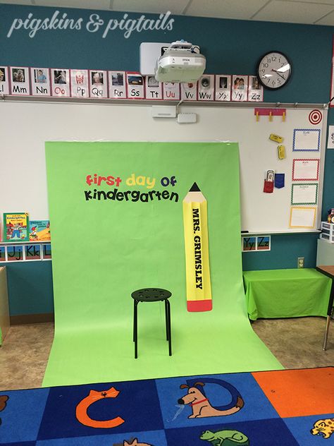 First Day of Kindergarten Photo Booth | Classroom idea for Meet the Teacher Night Kindergarten Photo Booth, First Day Of School Photo, Kindergarten Photos, Meet The Teacher Night, Classroom Idea, First Day Of Kindergarten, Night School, First Day Of School Activities, School Photo