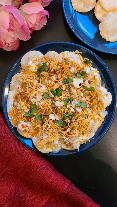 Papri chat or papri chaat is a popular traditional fast food and street food from the Indian subcontinent, probably in North India, Bangladesh and Pakistan. Many various additional dishes throughout India are also referred to as papri chat.Make this sweet, spicy, and tangy papdi chaat at home using my simple recipe. This North Indian street food is everyone’s favorite and is super easy to make. Who doesn’t love Chaat, right? Therefore, here are some more of my favourite Chaat recipes t… Papri Chat, Papdi Chaat Recipe, Papri Chaat, Black Chickpeas, Chickpea Chili, Indian Subcontinent, Recipe Indian, Chaat Recipe, Indian Street