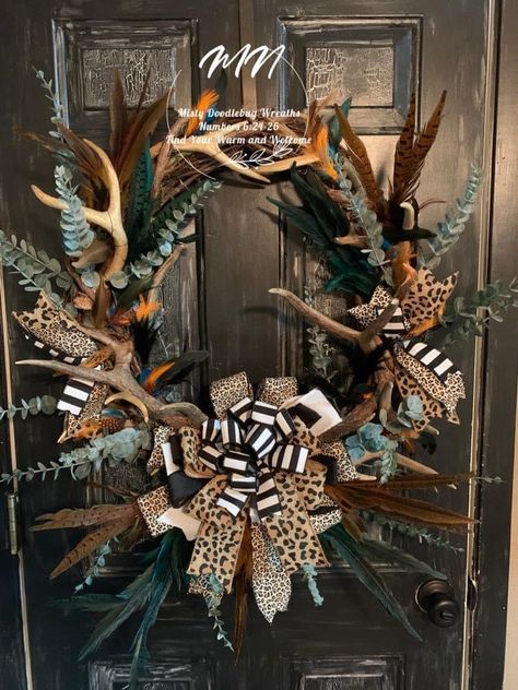 Deer Antler Crafts Wall Hangings, Elk Antler Decor Ideas, Western Crafts To Sell, Western Crafts Diy, Rope Wreaths, Door Rounds, Hunting Crafts, Western Wreaths, Antler Ideas