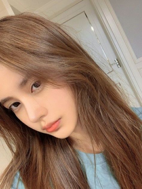 Korean Light Brown Hair, Brown Hair Korean, Brown Sugar Hair, Color Trends 2023, Warm Hair Color, Brown Hair Green Eyes, Hair Color Asian, Brown Hair Color Ideas, Korean Hair Color